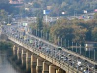 Через зношену теплотрасу, на мосту Патона 28 разів спостерігали водоспад