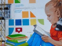Книги та єнот: на Троєщині створили шкільний мурал