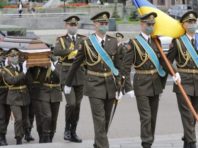 На головній площі Києва попрощалися з героєм – захисником України