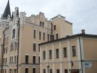 Вандали на Андріївському узвозі обдирали дах Замку Річарда