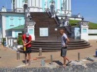 Андріївську церкву в Києві відгородили від автомобілів стовпами