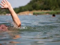У Києві витягли чоловіка, який пірнув рятувати жінку біля Річкового вокзалу