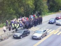 У Києві затримали мітингувальників, які перекрили рух мостом Метро