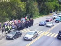 Поліція відтіснила мітингувальників із проїжджої частини мосту Метро