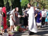 Кияни несуть освячувати яблука і мед [Фото]