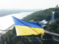 Над Києвом пролетів прапор рекордного розміру [Фото]