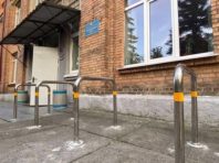 Біля столичних шкіл встановлять майже півтисячі велопарковок [Фото]