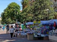 Шкільний ярмарок триває на вулиці Хрещатик [Фото]