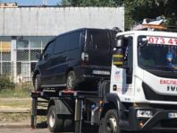 На Троєщині з однієї вулиці щодня забирають машини порушників