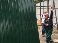 Місто втрутилося: біля парку Малишка забудовник розбирає будівельний паркан [Фото]