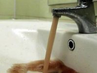 Куди звертатися киянам, якщо з крана тече жовта вода