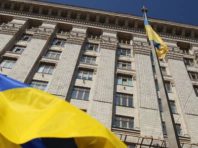 Біля київської мерії підняли прапор за участю братів Кличків [Фото]