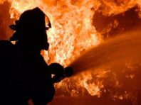 В арці на Печерську спалахнула іномарка