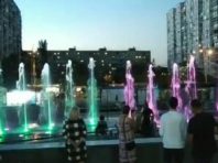 Танцює і співає: на Оболонській площі запустили новий фонтан