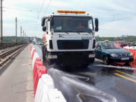 Вулиці Києва миють шампунями