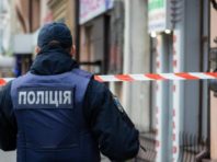 У столиці п’яний чоловік з пакетом погрожував охоронцям магазину: на нього склали протокол
