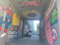 Біля столичного Будинку кіно креативно розмалювали арку  [Фото]