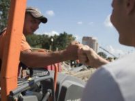 Нові балки та асфальт: до Дня Незалежності пустять транспорт Борщагівським шляхопроводом [Фото]