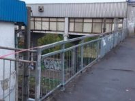 Укрзалізниця полагодила перила на вокзалі та нарікає на торговців