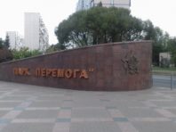 Столичним парком гуляв роздягнений чоловік