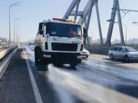 Розпечений асфальт у Києві заливають водою