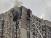 У Києві, рятуючись від вогню, чоловік з 24 поверху спустився на балкон сусідів [Фото]