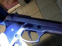 У Києві чоловік зі зброєю пограбував підлітка