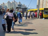 На Оболоні утворилися кілометрові черги на автобус [Фото]
