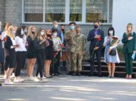 Меморіальну дошку сучасному герою встановили на фасаді столичної школи [Фото]
