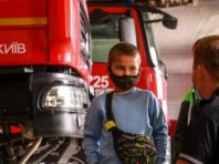 Рятувальники привітали з днем народження 6-річного киянина, який допомагав гасити пожежу [Фото]