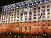 Будівлю Київради та «Гулівер» підсвітили золотим кольором заради дітей
