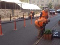 Біля Дарницького ЦНАПу встановили 94 делініатори