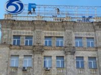 Гігантські букви зняли з даху на Майдані Незалежності