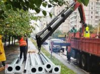 На Позняках встановлюють сучасні ліхтарі
