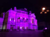 Київська опера засяяла рожевим [Фото]