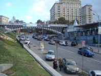 У Києві розшукують чоловіка, який справив потребу на алеї Героїв Небесної Сотні
