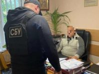 У Києві на хабарі затримали двох посадовців