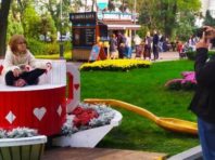 «Божевільне чаювання» нині відбувається у київському парку «Перемога» [Фото]