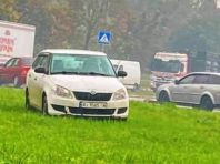 У столиці «автохам» об’їжджав затор через газон, але все пішло не так [Фото]