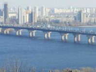 На мосту Патона частково перекрили рух