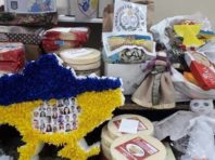 Торти та обереги: київські освітяни й волонтери передали подарунки військовим [Фото]
