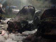 Вночі у Києві під вікнами будинку горіли три  іномарки
