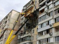 На Позняках укріплюють постраждалий від вибуху будинок для безпечного демонтажу [Фото]