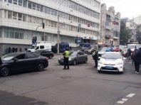 У центрі Києва перекрито рух однією з вулиць: протестувальники палять файери  [Фото]