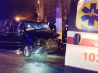 На Голосіївській площі рятувальники «вирізали» водія з понівеченого авто