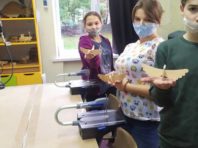 Дерев’яні іграшки та сопілки: у Києві відкрили дитячу столярню [Фото]
