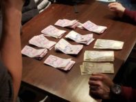 Київського чиновника з посередником затримали на хабарі за переоформлення автомобіля