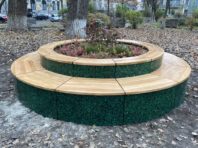 Лавки з переробленого пластику встановили у київському сквері