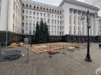 У Києві під Офісом Президента встановлюють льодову ковзанку