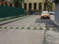 На Хрещатику встановили чотири «лежачих поліцейських»
